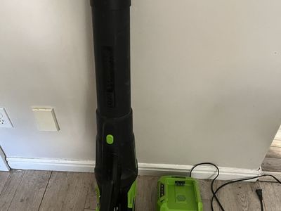 Greenworks Pro leaf blower 80 v 700 cam with battery & charger