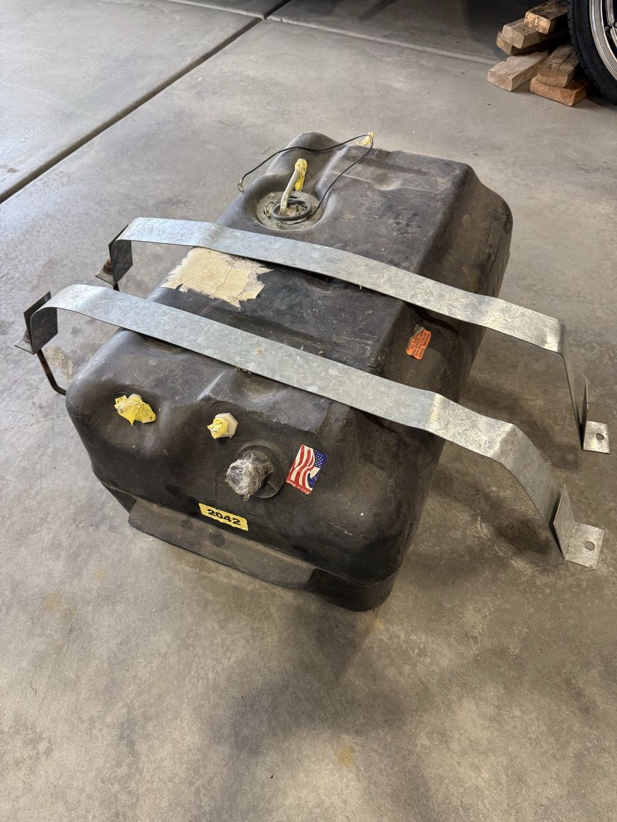 New Vehicle Gas Tank with Straps - New Condition