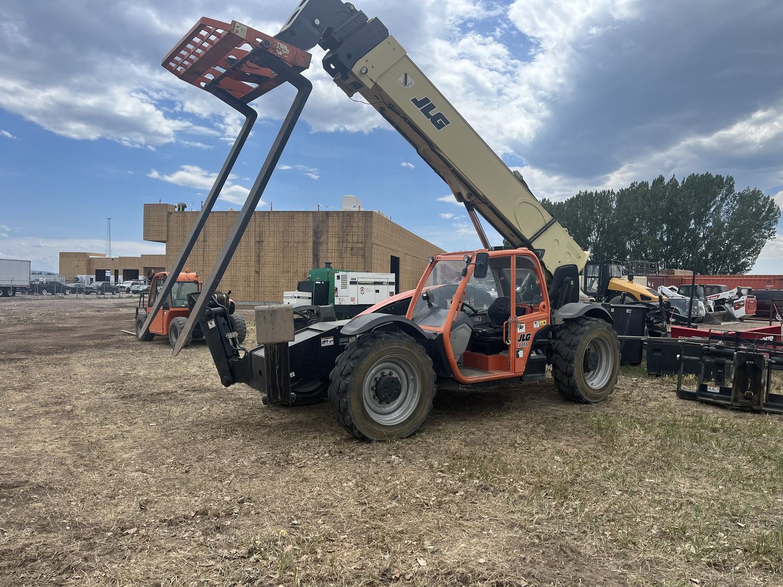 2015 JLG 1055 with 2653 hours on engine, forklift, telehandler