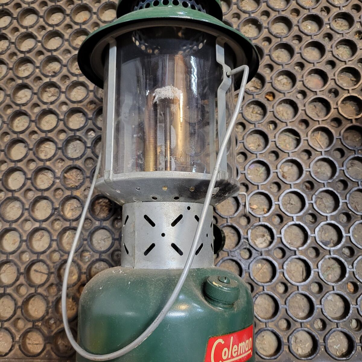 Vintage Coleman 220E 2 mantle lg lantern