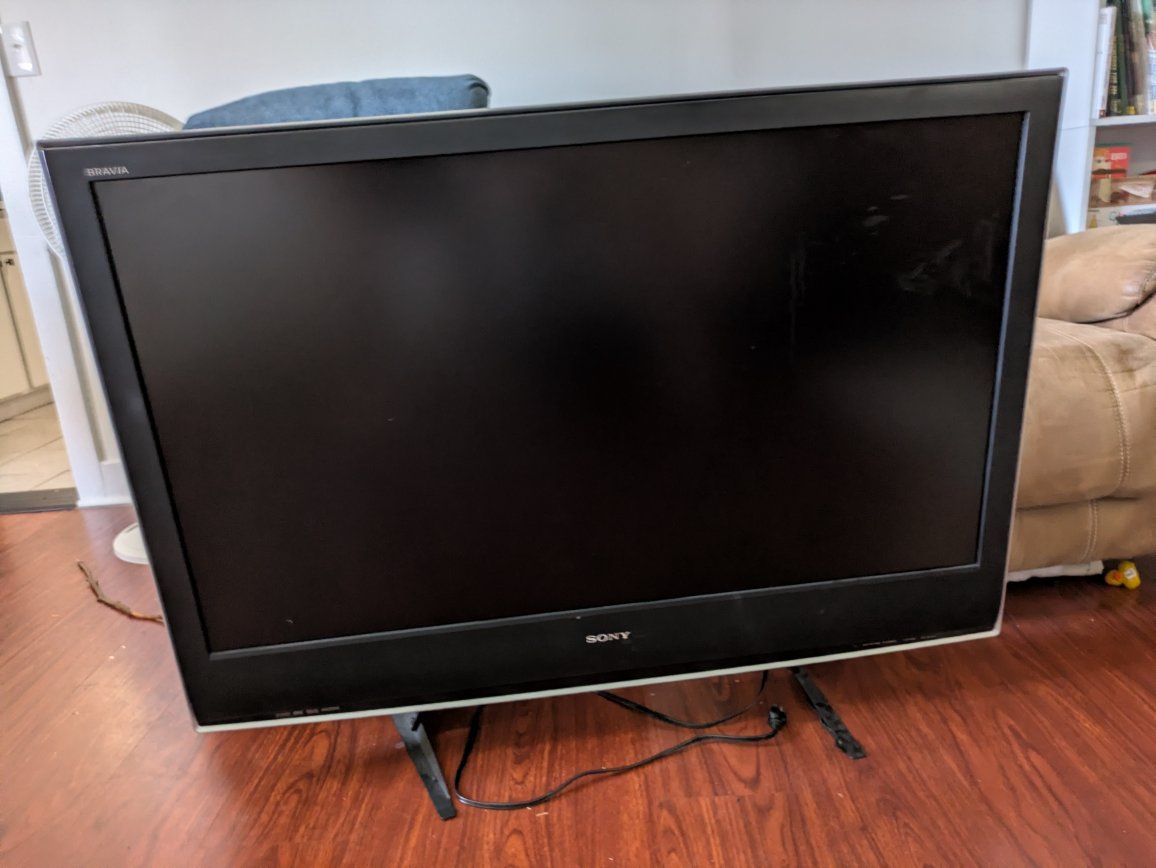 Sony Bravia LCD HDTV KDL-46S2010 TV