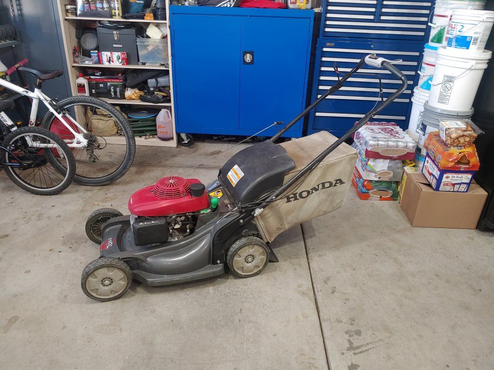 Honda HRX 217 Lawn Mower Great Condition With Bag or Mulch Clip Injector