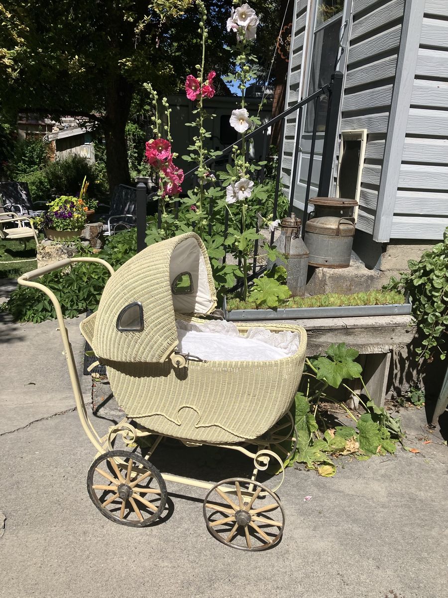 Vintage Wicker Baby Pram / Carriage – Perfect Photo Prop
