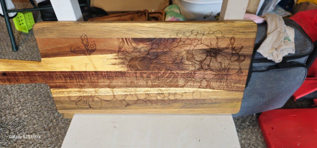 HONEYBEE 1 Cutting Board