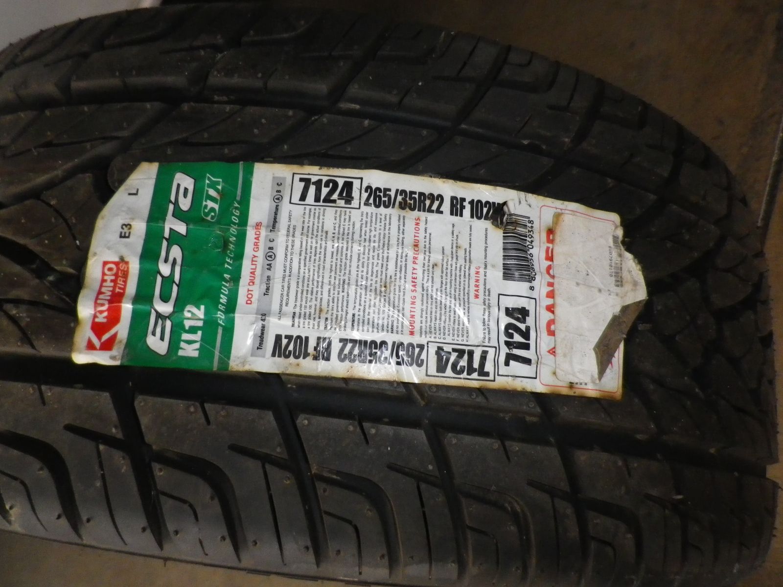 265/35R22