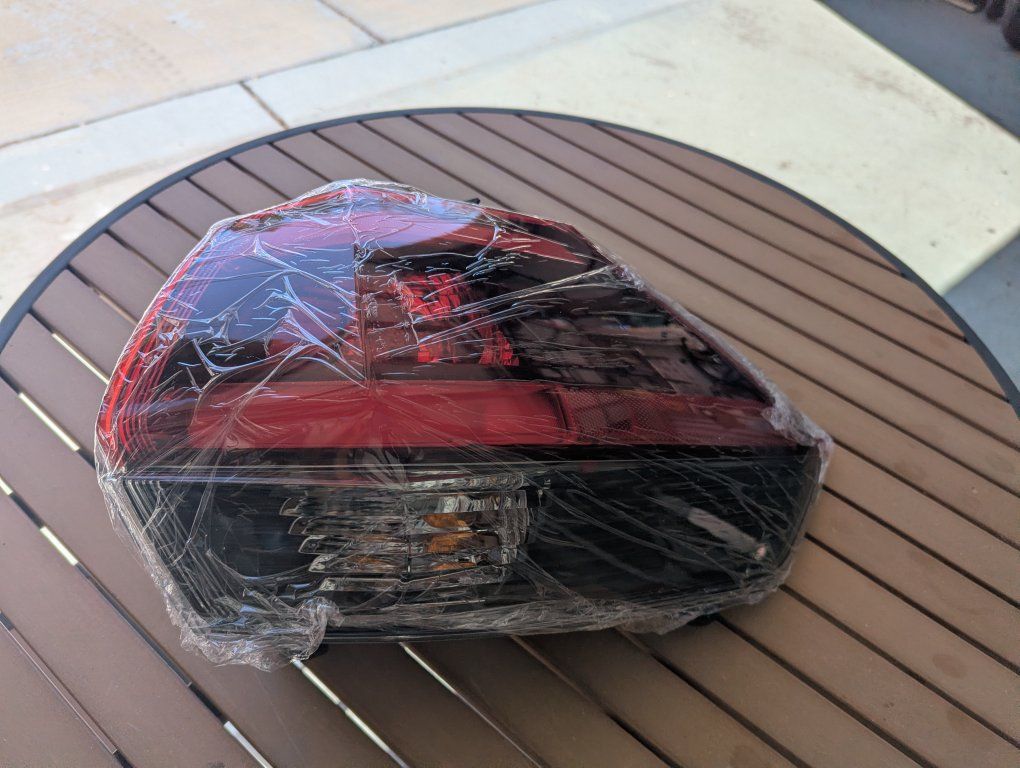 taillight (passenger side) 2017-2019 Nissan Rogue