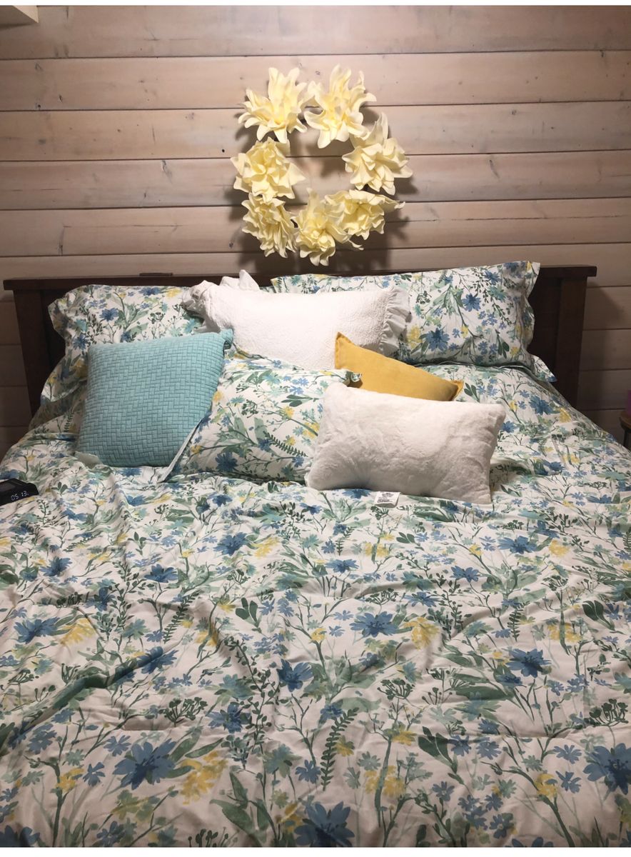 King size bed with Tempurpedic memory foam mattress