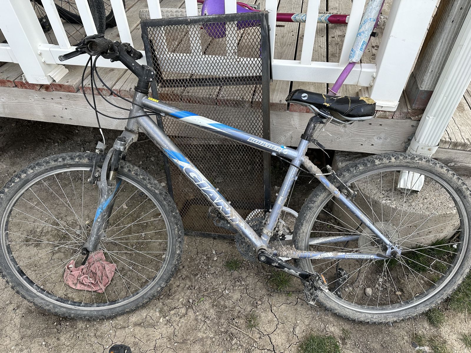 Boulder Giant Bike (broken derailleur) needs work/for parts