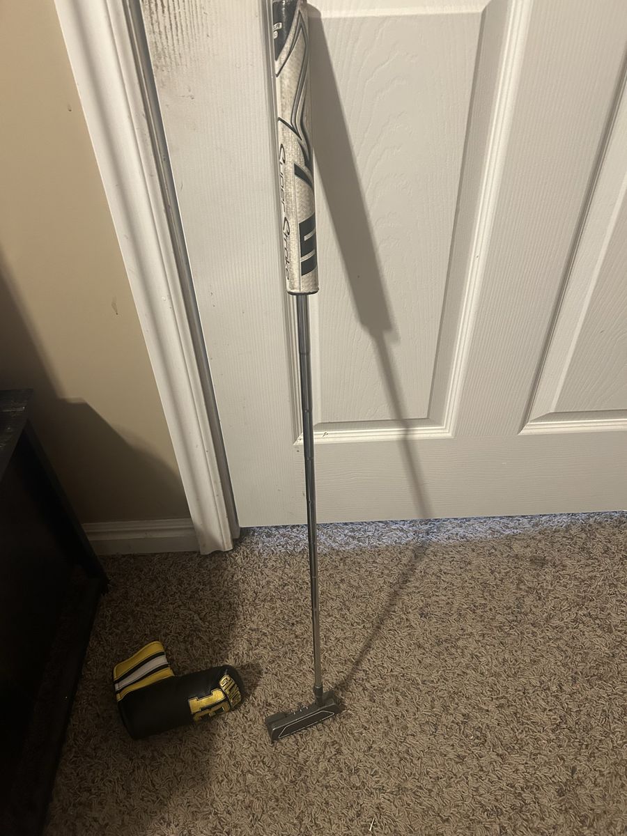 Blade Wilson putter with happy Gilmore cover