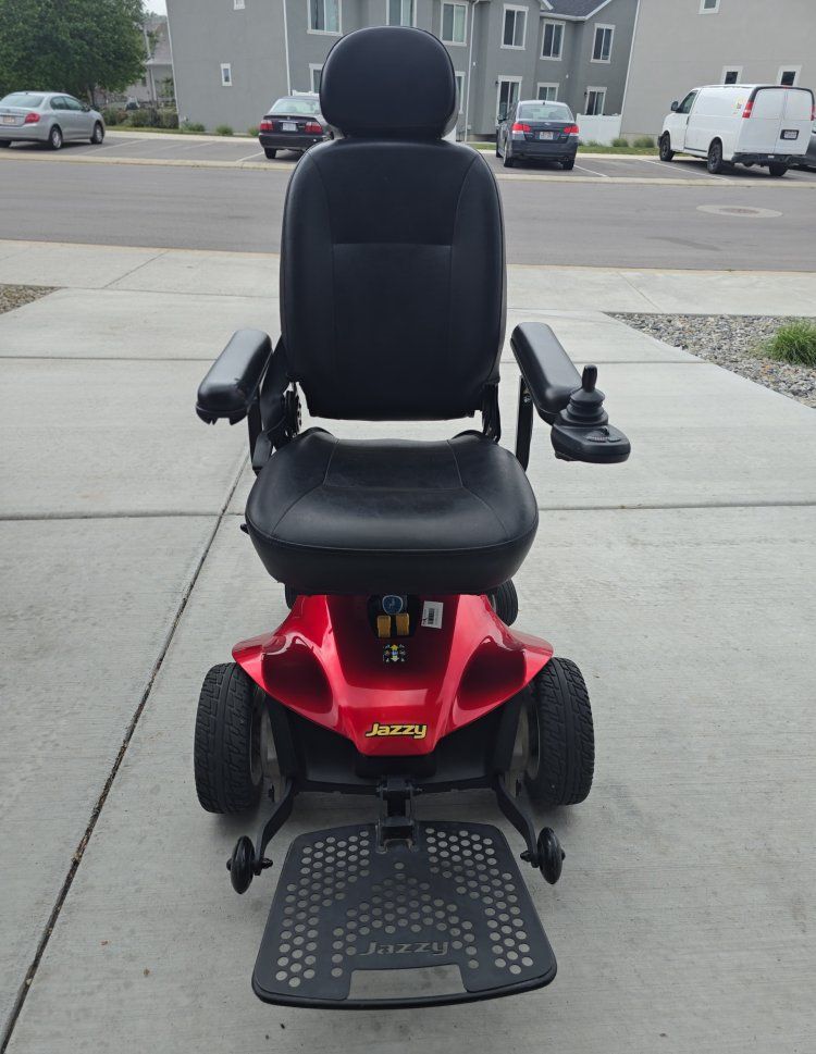 Jazzy motorized chair with Linx Controller, like new works perfect.