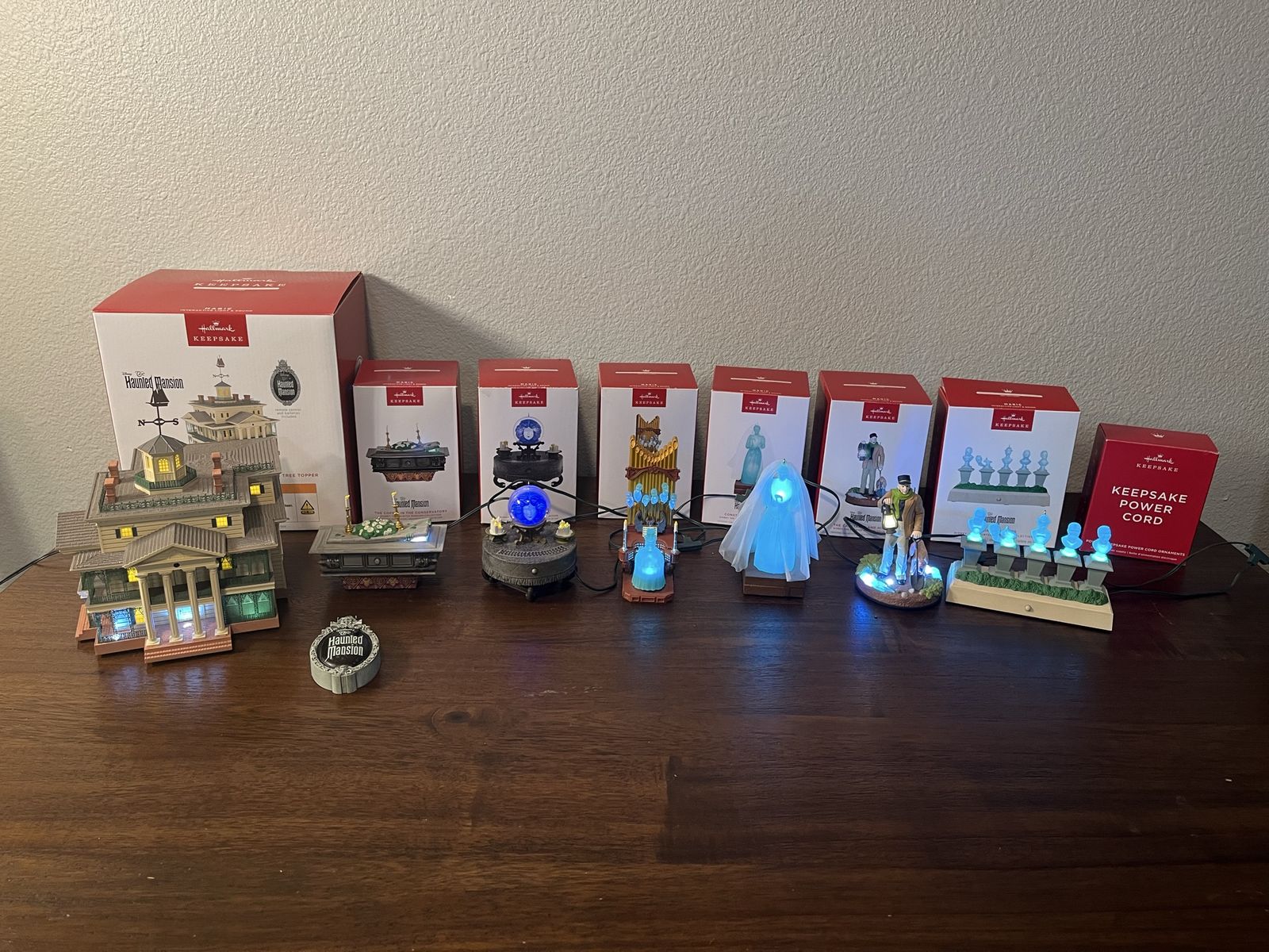 2025 Hallmark Disney Haunted Mansion Set 6 Ornaments W/Disneyland Mansion Topper