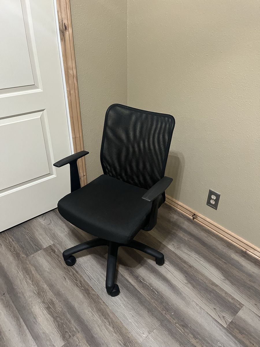 Black Mesh Office Chair with Adjustable Arms and Wheels