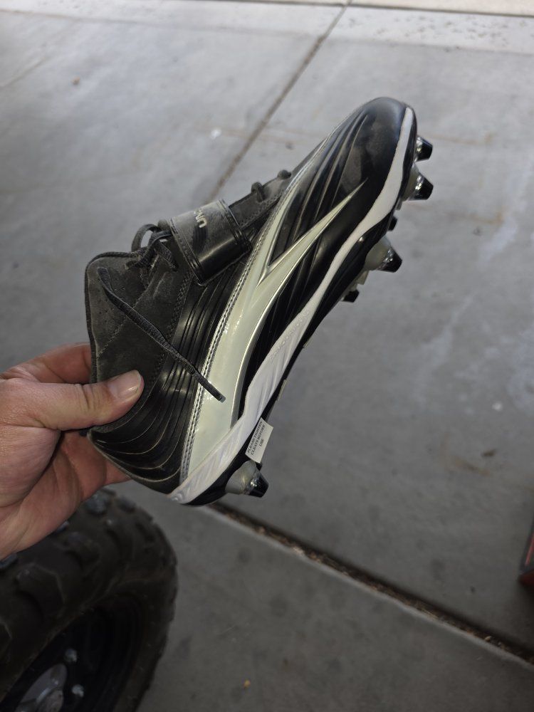 Black and White Athletic Cleats - Unknown Brand - Size 10.5- Used
