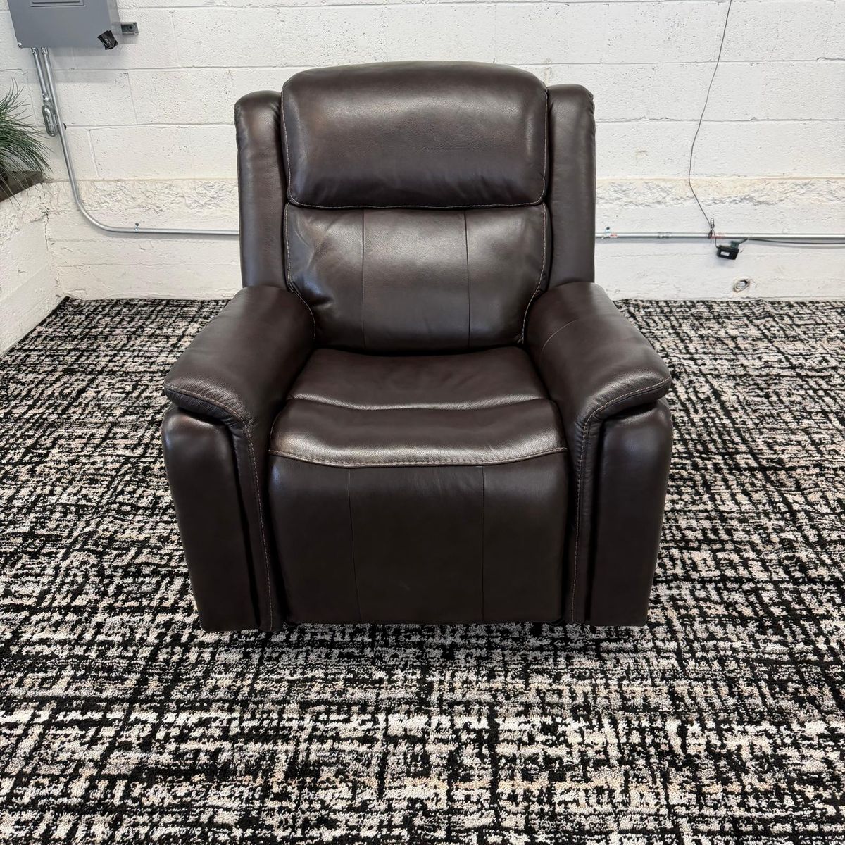 COSTCO BARCALOUNGER BRYSON LEATHER POWER W/ HEADREST!! **RECLINER DOES NOT WORK**
