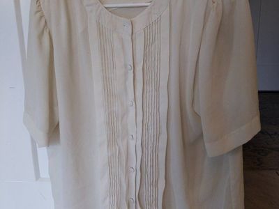 size 8 Laura and Jayne Women's Short Sleeve Blouse - 100% Polyester