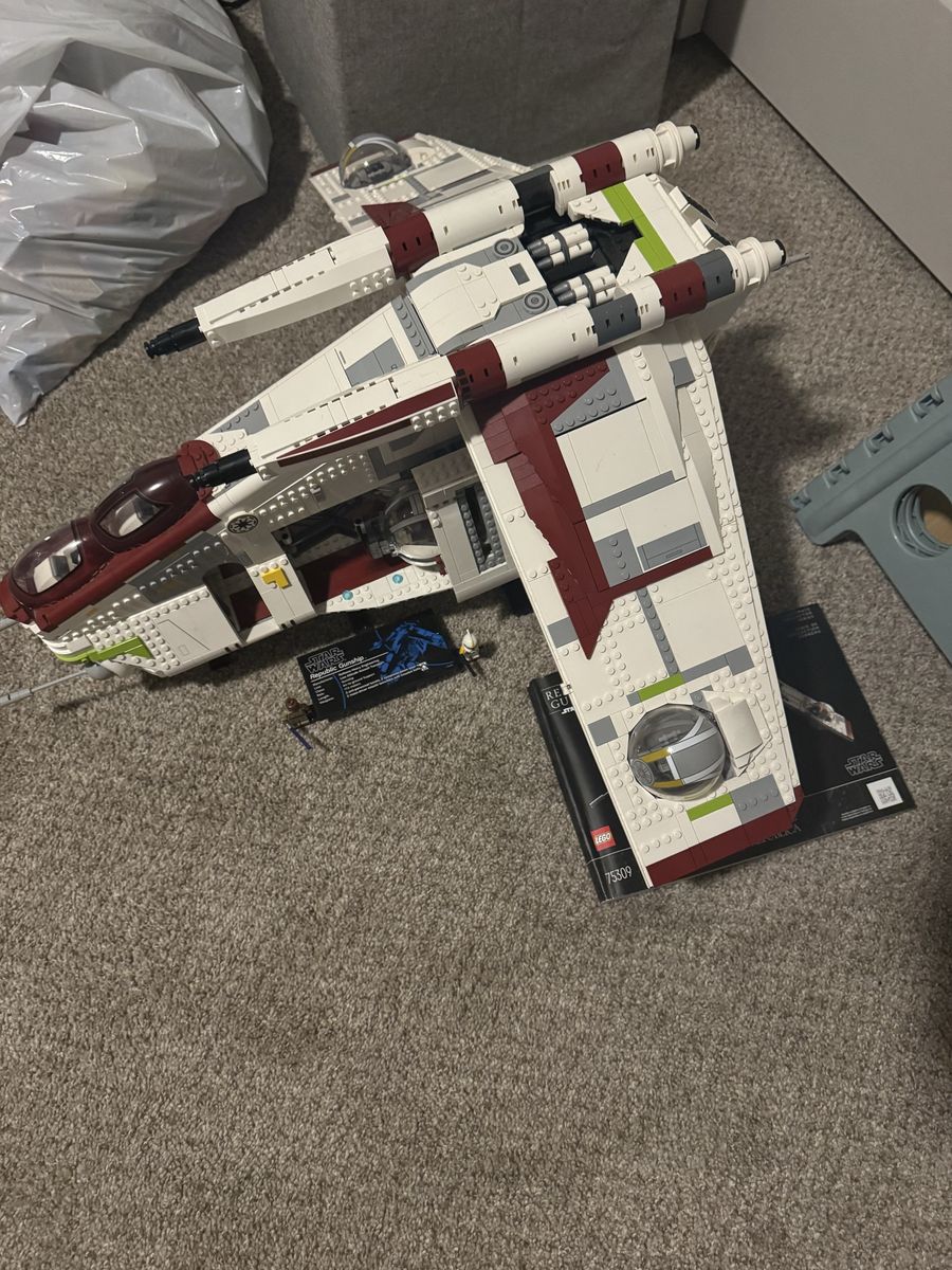 LEGO Star Wars Republic Gunship 75309 UCS Set with Minifigures and Manual