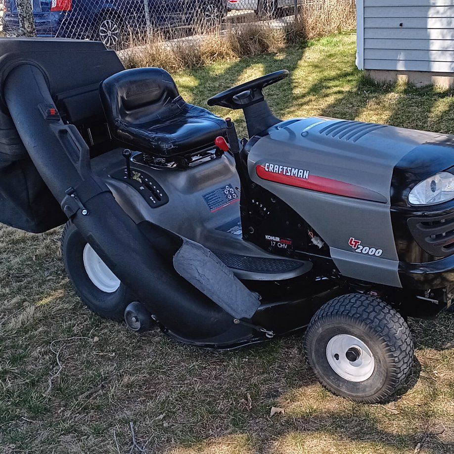 Craftsman LT2000 Riding Lawn Mower