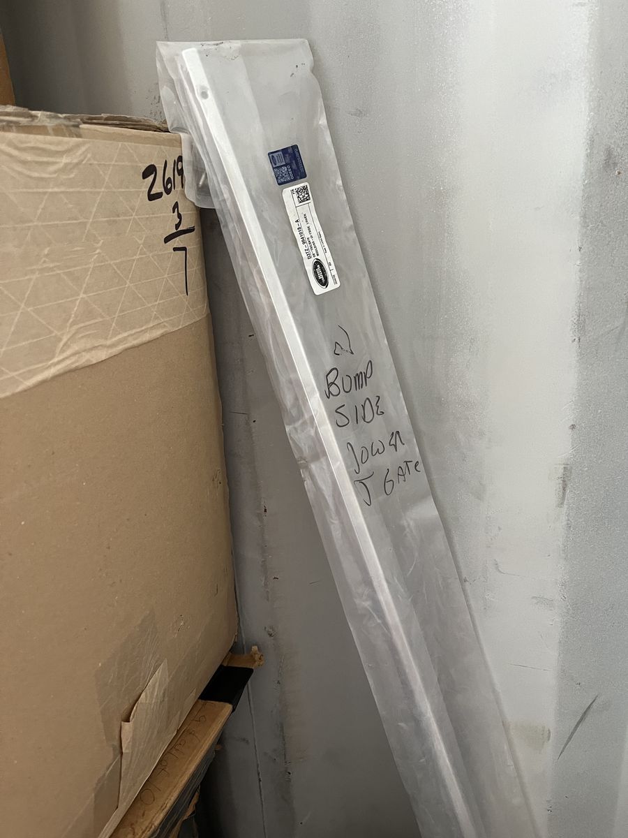 1967-72 ford bump side lower tailgate trim