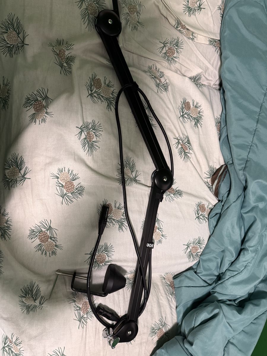 Rode mic arm with cable