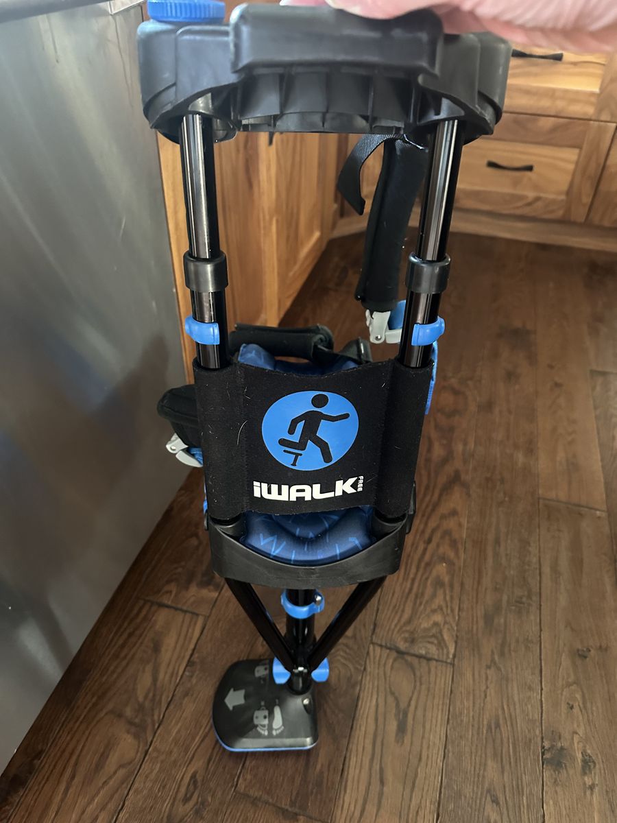 Walk knee crutch hands free