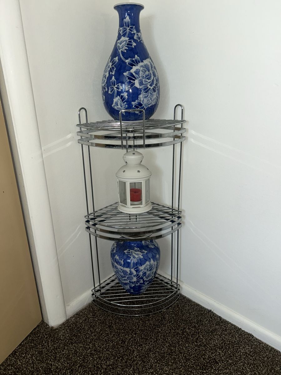 Attractive Lightweight 3 Tier Metal Steel Corner Shelf, 2 Vases, and Lantern