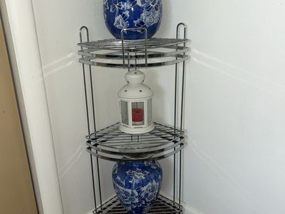 Attractive Lightweight 3 Tier Metal Steel Corner Shelf, 2 Vases, and Lantern