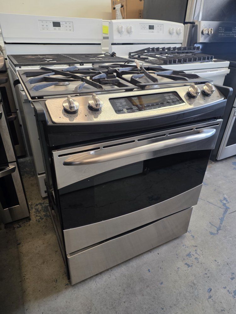 
FOR SALE – GE PROFILE STAINLESS STEEL GAS RANGE

