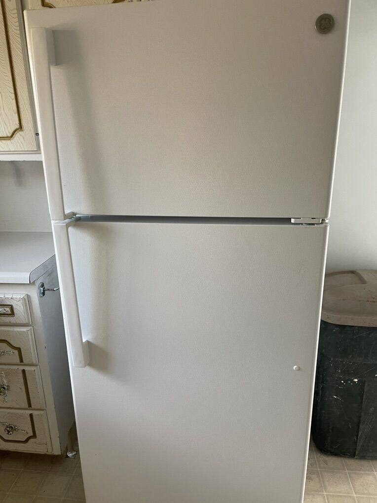 GE 16.6 CU Refrigerator - White