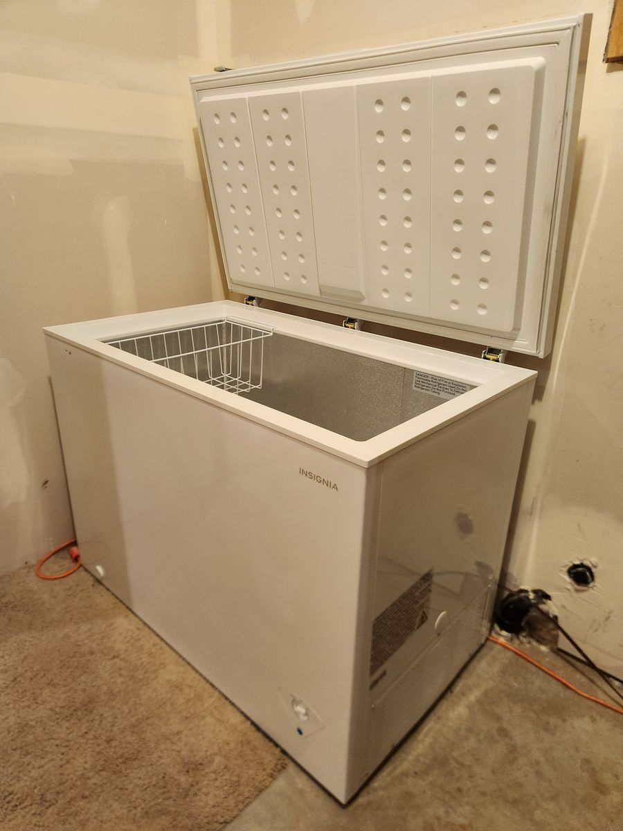 InsigniaTM - 10.2 Cu. Ft. Garage-Ready Chest Freezer - White