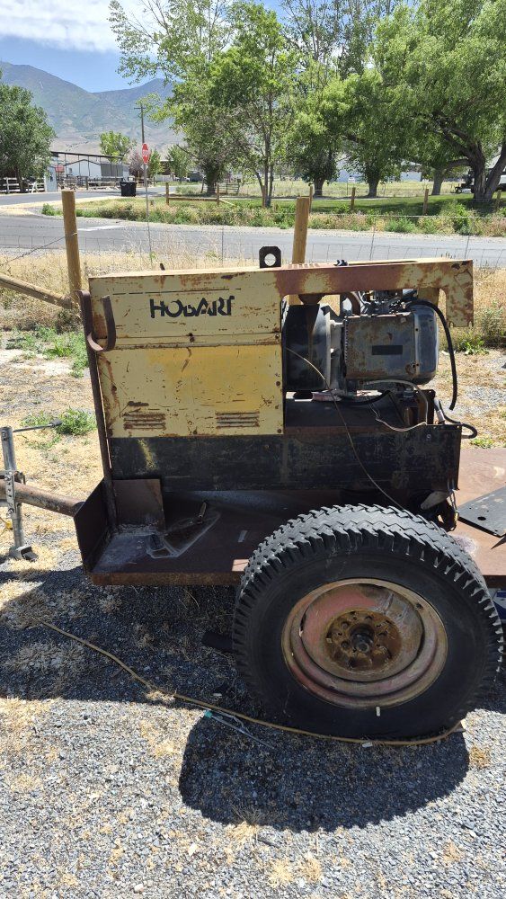 Hobart Industrial Welder Generator on Trailer - free dose not run no leads you pick up.