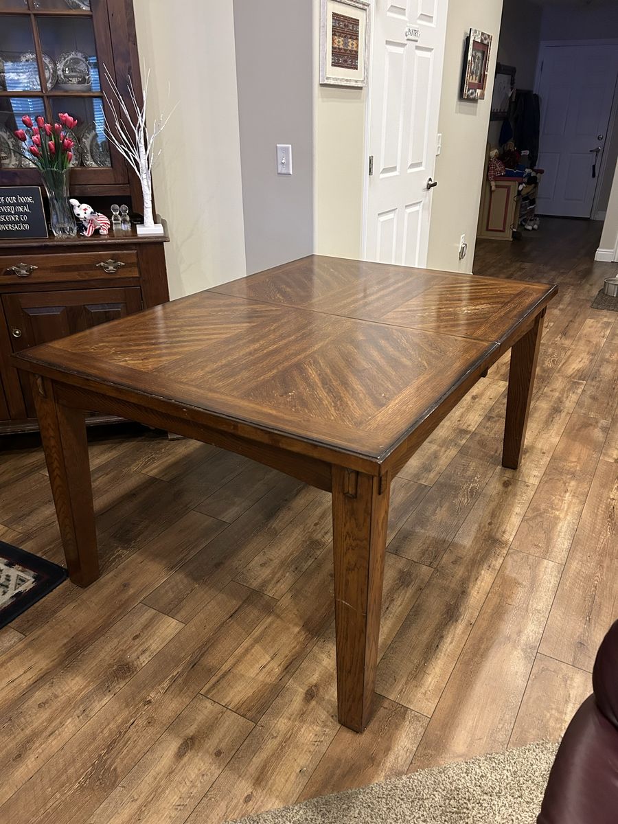 Dinning Room Table With leaf