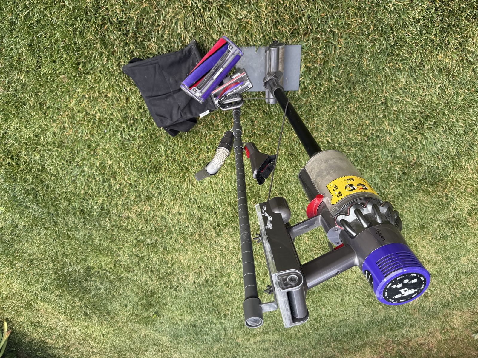 Dyson V8 Animal+ Cordless Stick Vacuum Cleaner with Attachments & Wall Mount (Used)