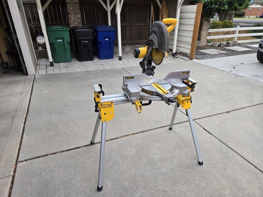 DEWALT DW716XPS 12" Double Bevel Compound Miter Saw with DWX724 Stand