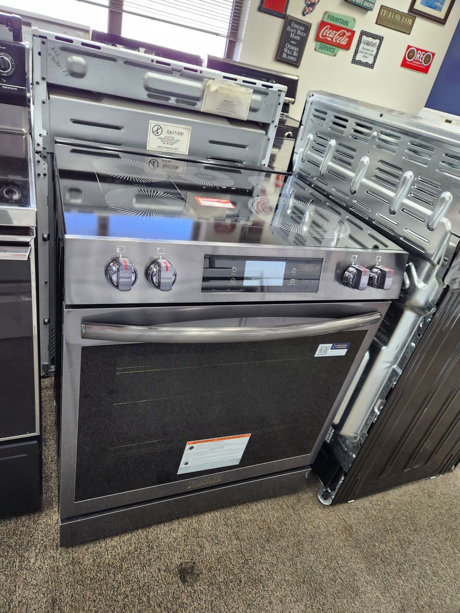 STUNNING LIKE NEW! FRIGIDAIRE GALLERY SLIDE IN GLASS TOP RANGE!