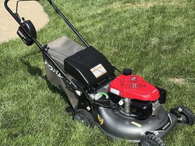 Honda Lawn Mower HRR216K11VLA Like New!