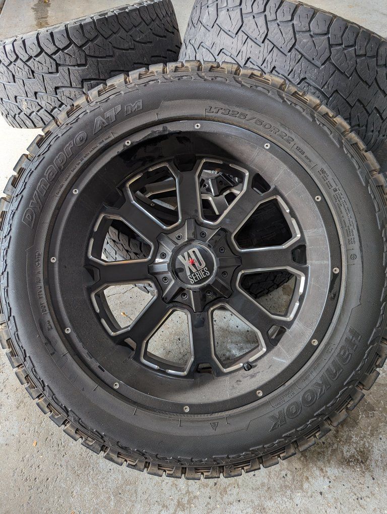 22" XD Series wheels and tires with GM sensors.