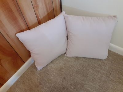 2 decorative pillows