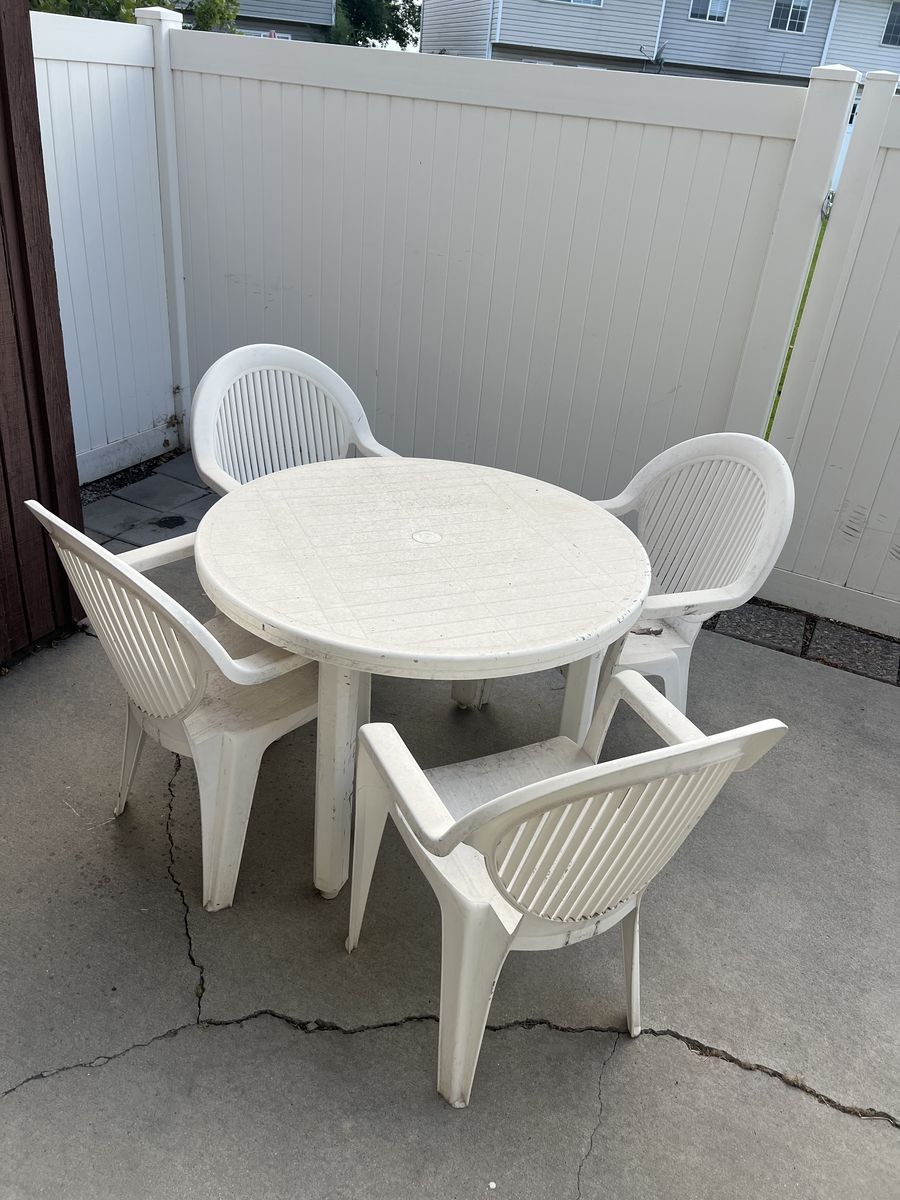 White Plastic Outdoor Patio Dining Set - Round Table & 4 Chairs