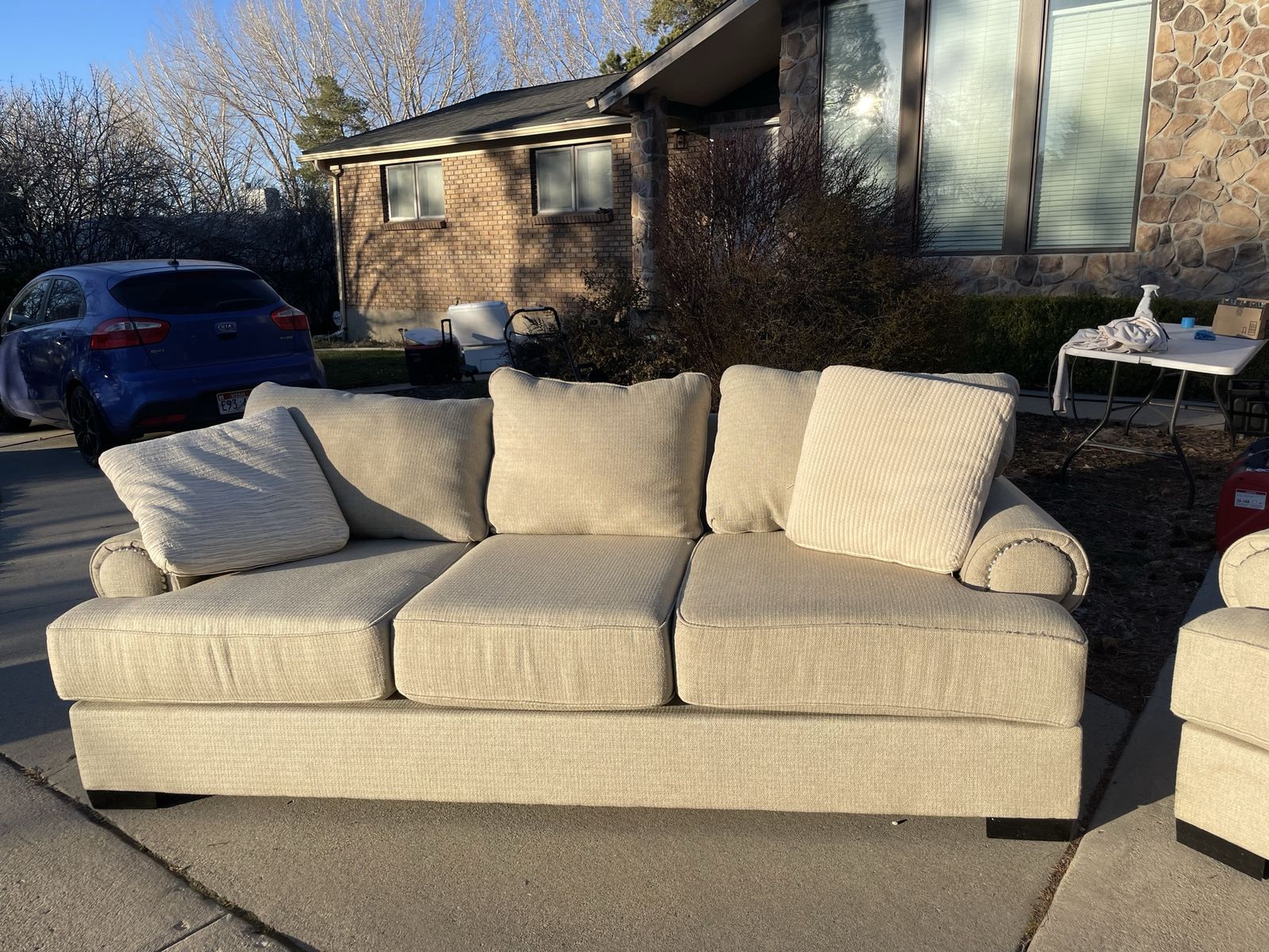 Nice Fabric Memory Foam Deep Sofa with Nailhead Trim