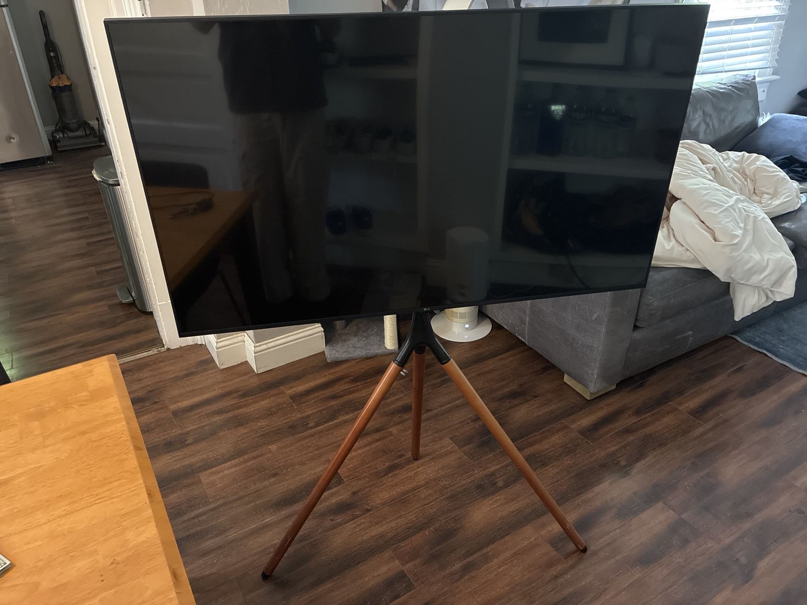 2024 LG 50UT8000AUA 50-inch 4K UHD Smart TV with Tripod Stand
