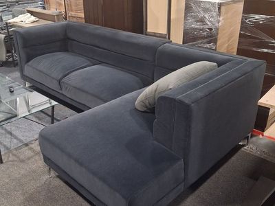 Modern Gray Fabric Sectional Sofa with Reversible Chaise - Excellent Condition