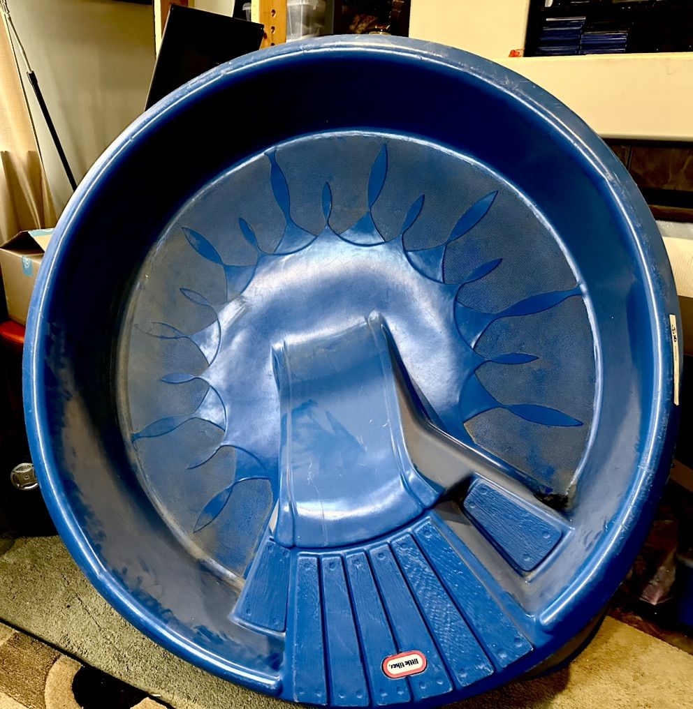 Little tikes Outdoor Small Pool/Sandbox Good Condi