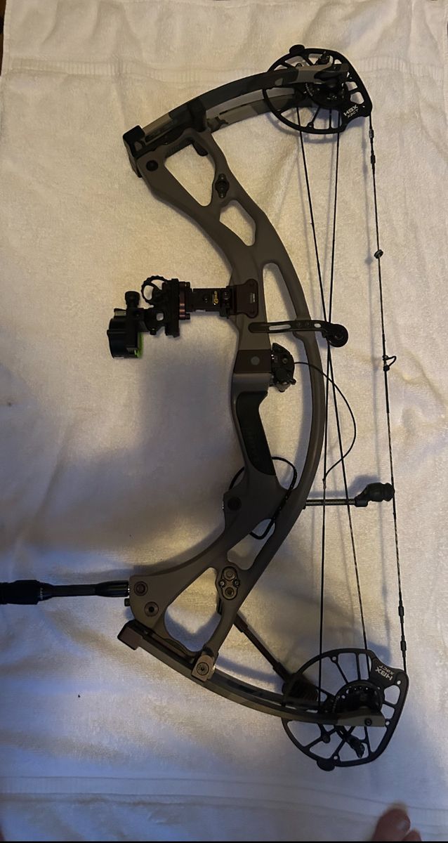 Hoyt Carbon RX-8 Compound Bow with Sight, Rest, & Stabilizer Left Hand