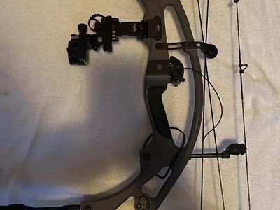 Hoyt Carbon RX-8 Compound Bow with Sight, Rest, & Stabilizer Left Hand