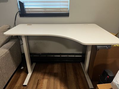 White Electric Standing Desk - Adjustable Height & Ergonomic Design