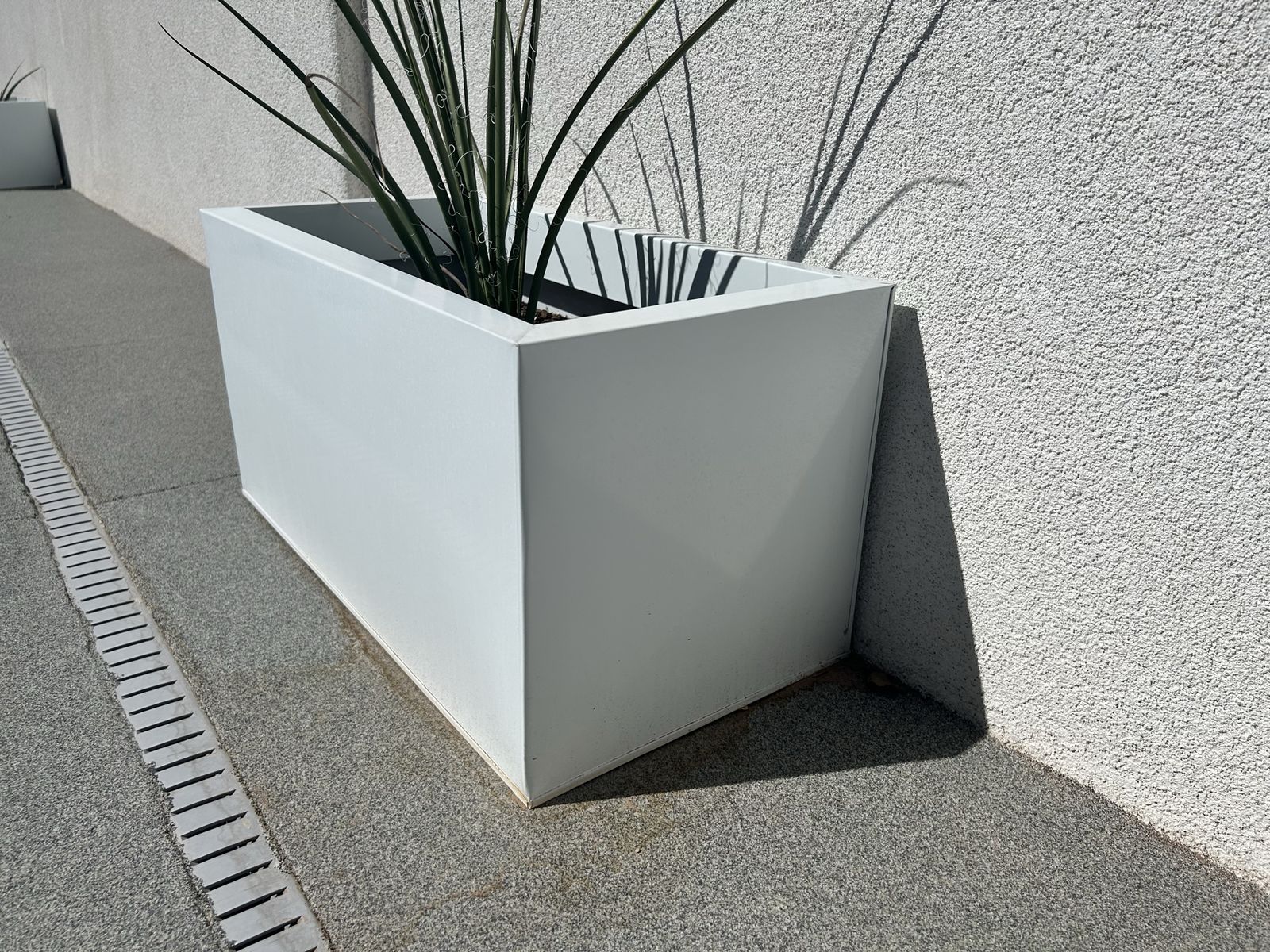 5 CB2 MODERN WHITE PLANTERS! Excellent condition. 5 planter package. 