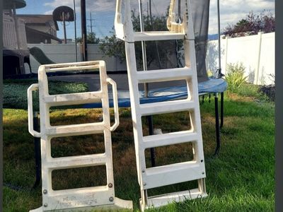 Above ground pool ladder