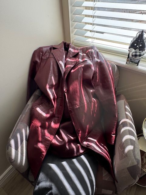 Women’s burgundy genuine leather coat – blazer style – excellent condition