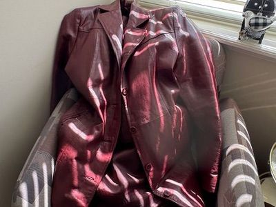 Women’s burgundy genuine leather coat – blazer style – excellent condition