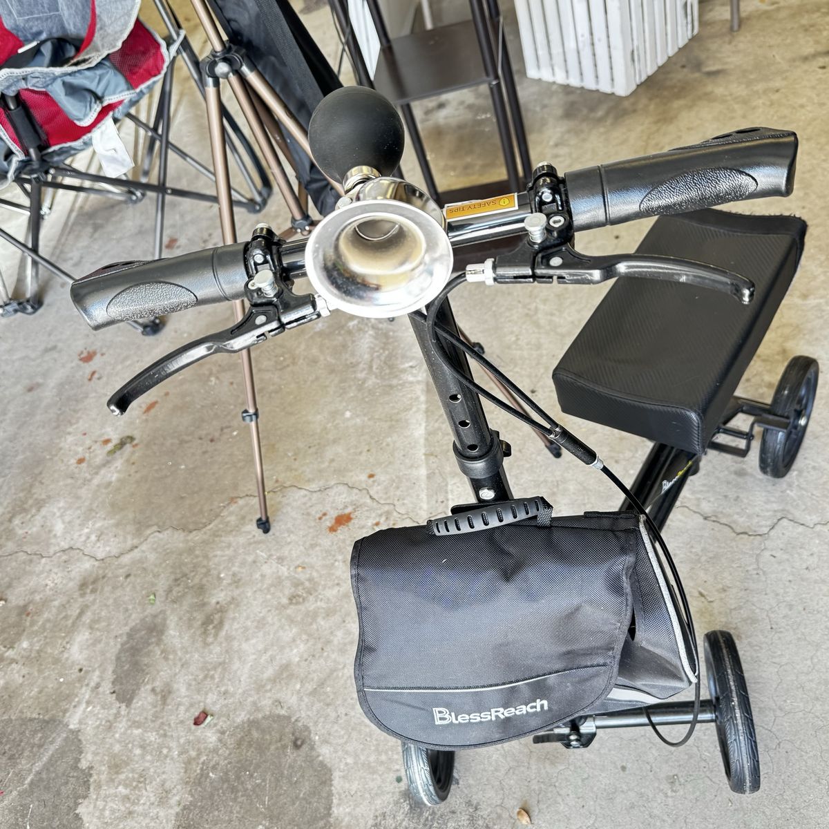 Boot scooting knee scooter